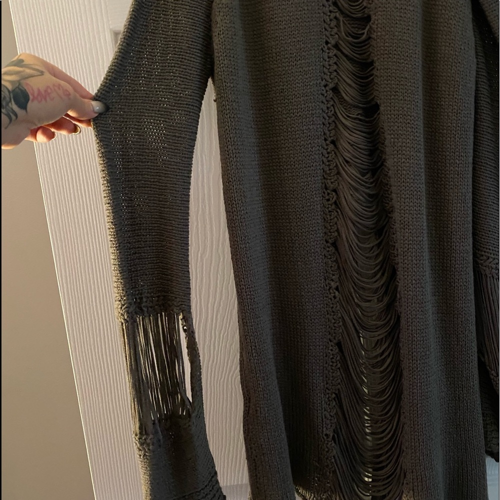 Distressed sweater - Picture 6 of 6